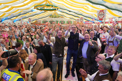 FPÖ-EU-Spitzenkandidat Harald Vilimsky, -Bundesparteiobmann Herbert Kickl und OÖ-Landesparteichef Manfred Haimbuchner (v.l.) inmitten jubelnder Besucher im Festzelt am Urfahraner Jahrmarkt.