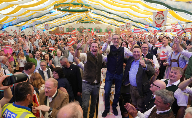 FPÖ-EU-Spitzenkandidat Harald Vilimsky, -Bundesparteiobmann Herbert Kickl und OÖ-Landesparteichef Manfred Haimbuchner (v.l.) inmitten jubelnder Besucher im Festzelt am Urfahraner Jahrmarkt.