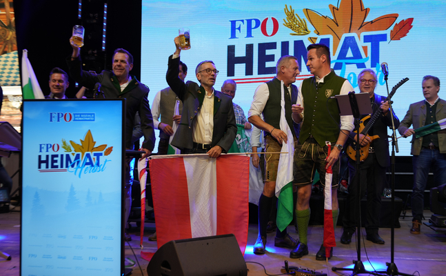 Beste Stimmung beim Hartberger Volksfest: FPÖ-Bundesparteiobmann Herbert Kickl (Mitte) zwischen EU-Abgeordnetem Harald Vilimsky (l.) und Landesparteiobmann Mario Kunasek (r.).
