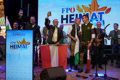 Beste Stimmung beim Hartberger Volksfest: FPÖ-Bundesparteiobmann Herbert Kickl (Mitte) zwischen EU-Abgeordnetem Harald Vilimsky (l.) und Landesparteiobmann Mario Kunasek (r.).
