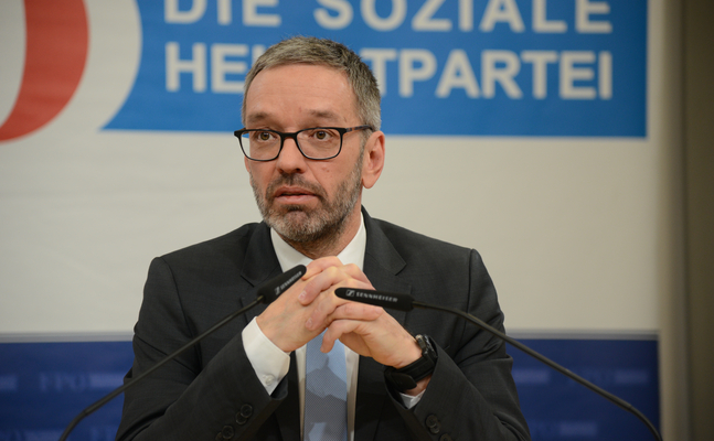 Schüler mit linkem ideologischen Experiment schikaniert - FPÖ-Klubobmann Kickl zu "Migranten-Rollenspielen" in Wiener AHS: "Schulen werden ohne Rücksicht auf das Kindeswohl ungeniert für ideologische Indoktrinierung missbraucht."