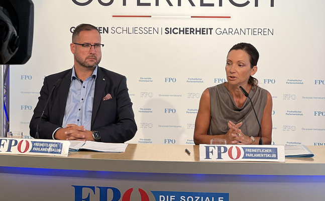FPÖ-Mediensprecher Christian Hafenecker und -Verfassungssprecherin Susanne Fürst.