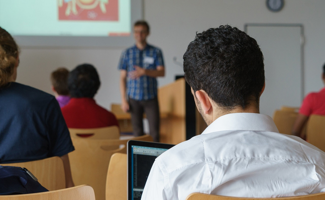 Verwirrung über Quarantäne-Regeln für Lehrer belegen Chaos-Politik der Regierung - Salzburger Lehrer müssen bei Covid-Fall in der Klasse in Quarantäne, Oberösterreicher müssen weiter unterrichten.