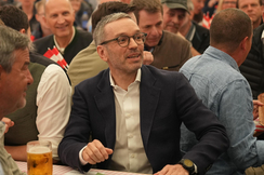 Herbert Kickl, wie man ihn kennt und mag - inmitten gutgelaunter Menschen.