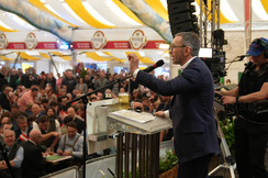 Starke Sprüche und Bombenstimmung beim Linzer FPÖ-Fest - Bundesparteichef Kickl stellte schwarz-grüner Regierung Rute ins Fenster.