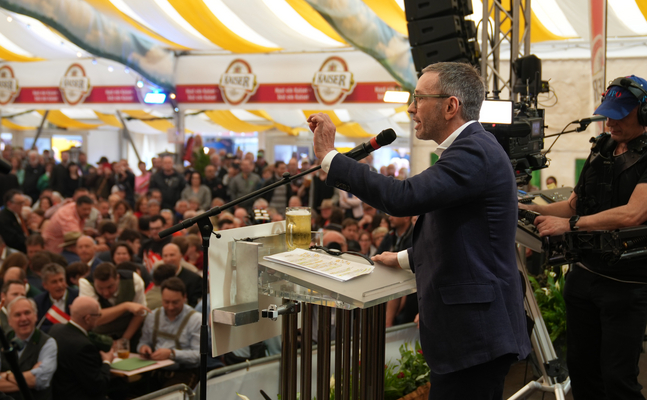 Starke Sprüche und Bombenstimmung beim Linzer FPÖ-Fest - Bundesparteichef Kickl stellte schwarz-grüner Regierung Rute ins Fenster.